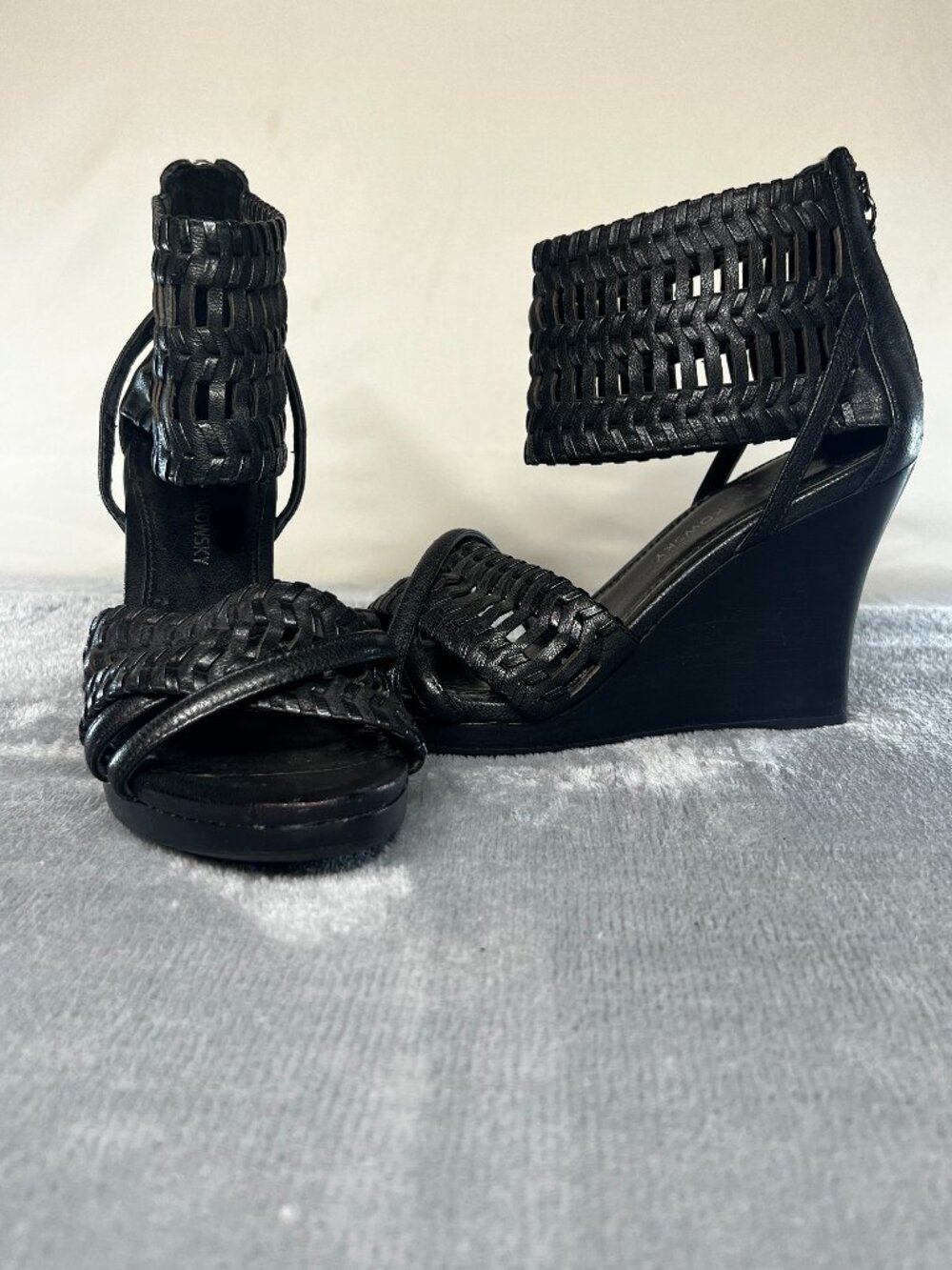 B Makowsky black wedge sandals, size 6 1/2